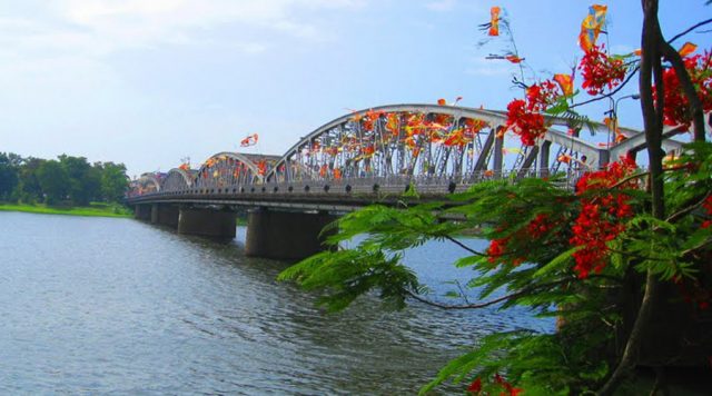 cau-truong-tien-hue-vntrip-e1532518290391.jpg