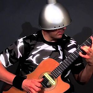 Hết nón lá giờ cao thủ chuyển sang chụp đèn =))) (but still God guitarist :D) - YouTube